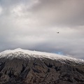 Самолет над вулкана